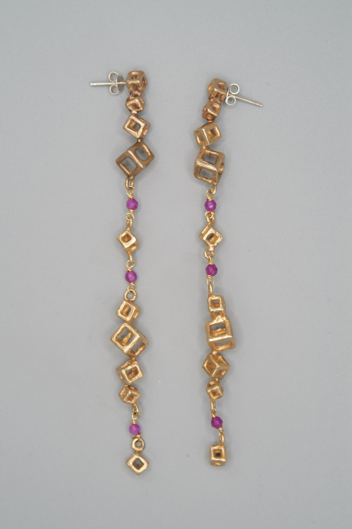 CUBIK EARRINGS VARIATION RUBY ROOT